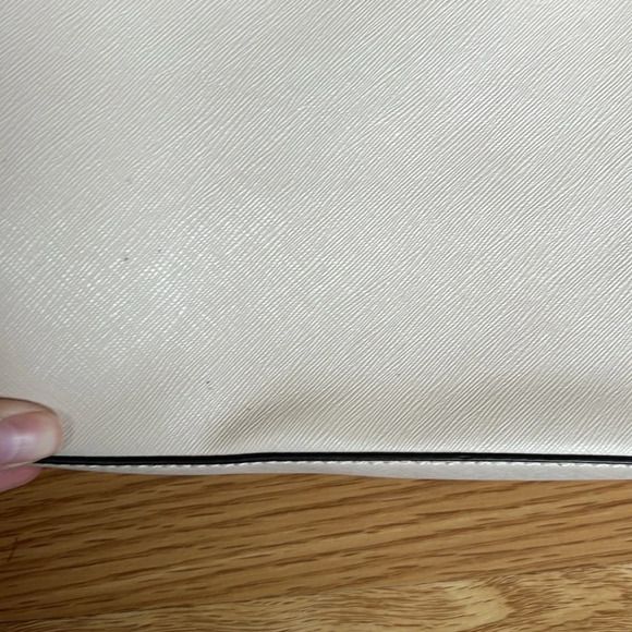 Guess Purse - Picture 4 of 10